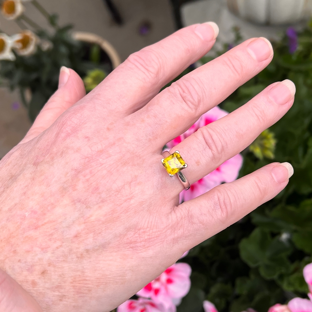 Vintage Sphene Solitaire Ring 10 Vintage Sphene Solitaire Ring
