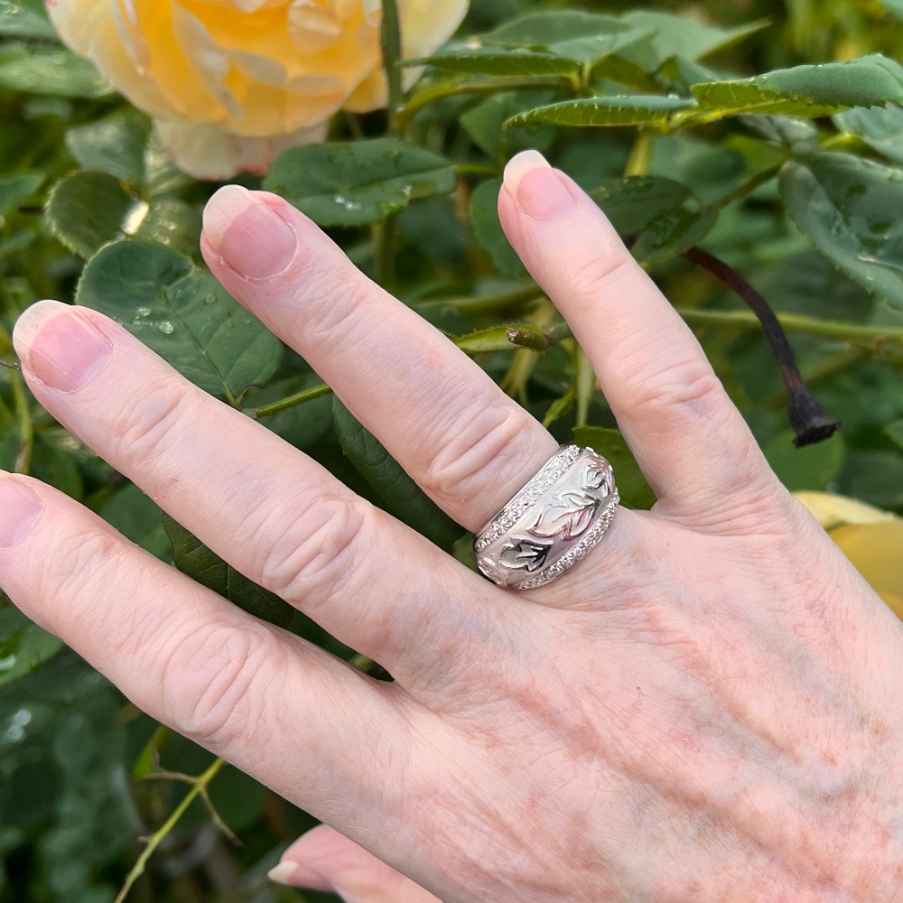 Vintage Diamond 18ct Gold Band Ring 10 Vintage Diamond 18ct Gold Band Ring